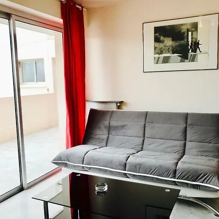 Deux Pieces Derniere Etage Avec Terrasse Antibes